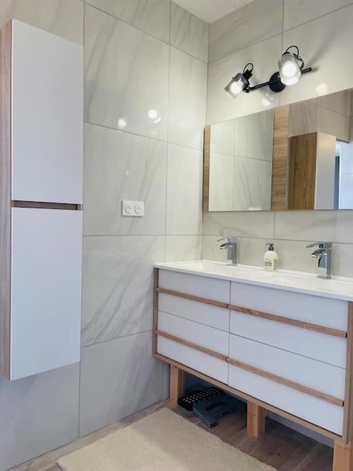 Agreable Maison De Village Avec Balcon Roiffieux Εξωτερικό φωτογραφία