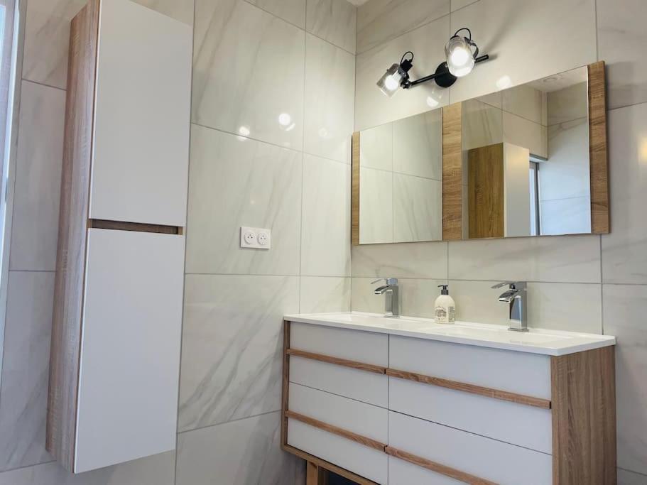 Agreable Maison De Village Avec Balcon Roiffieux Εξωτερικό φωτογραφία