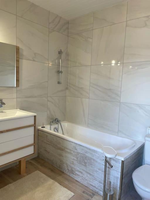 Agreable Maison De Village Avec Balcon Roiffieux Εξωτερικό φωτογραφία