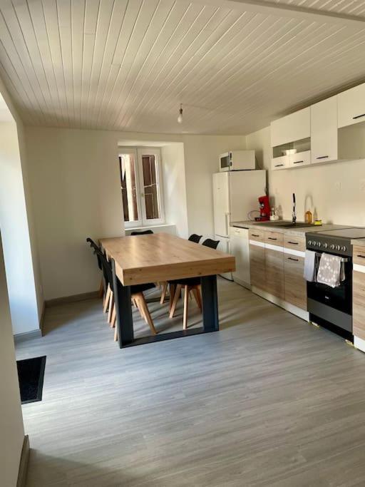 Agreable Maison De Village Avec Balcon Roiffieux Εξωτερικό φωτογραφία