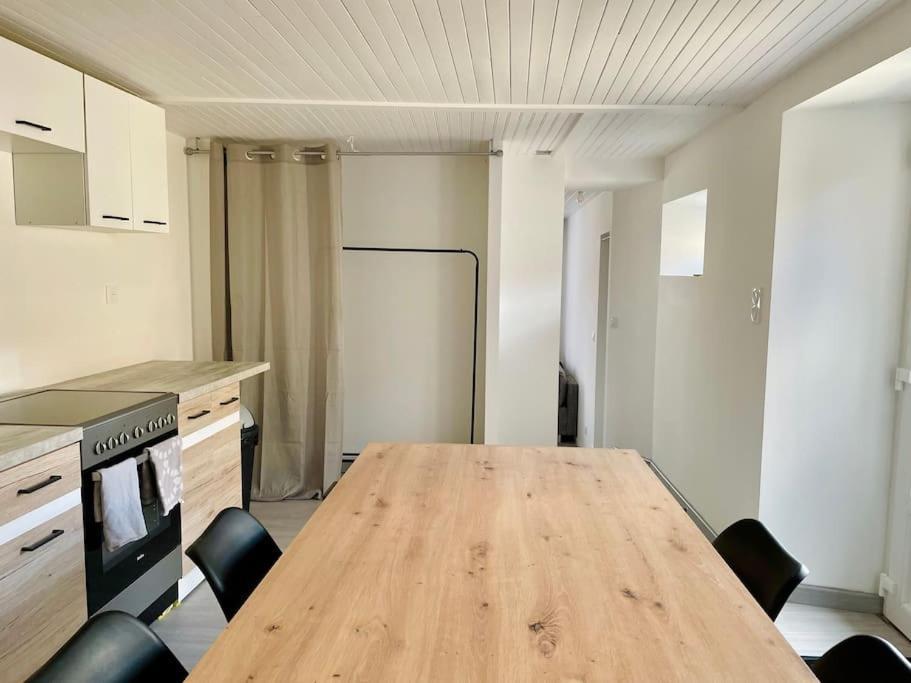 Agreable Maison De Village Avec Balcon Roiffieux Εξωτερικό φωτογραφία